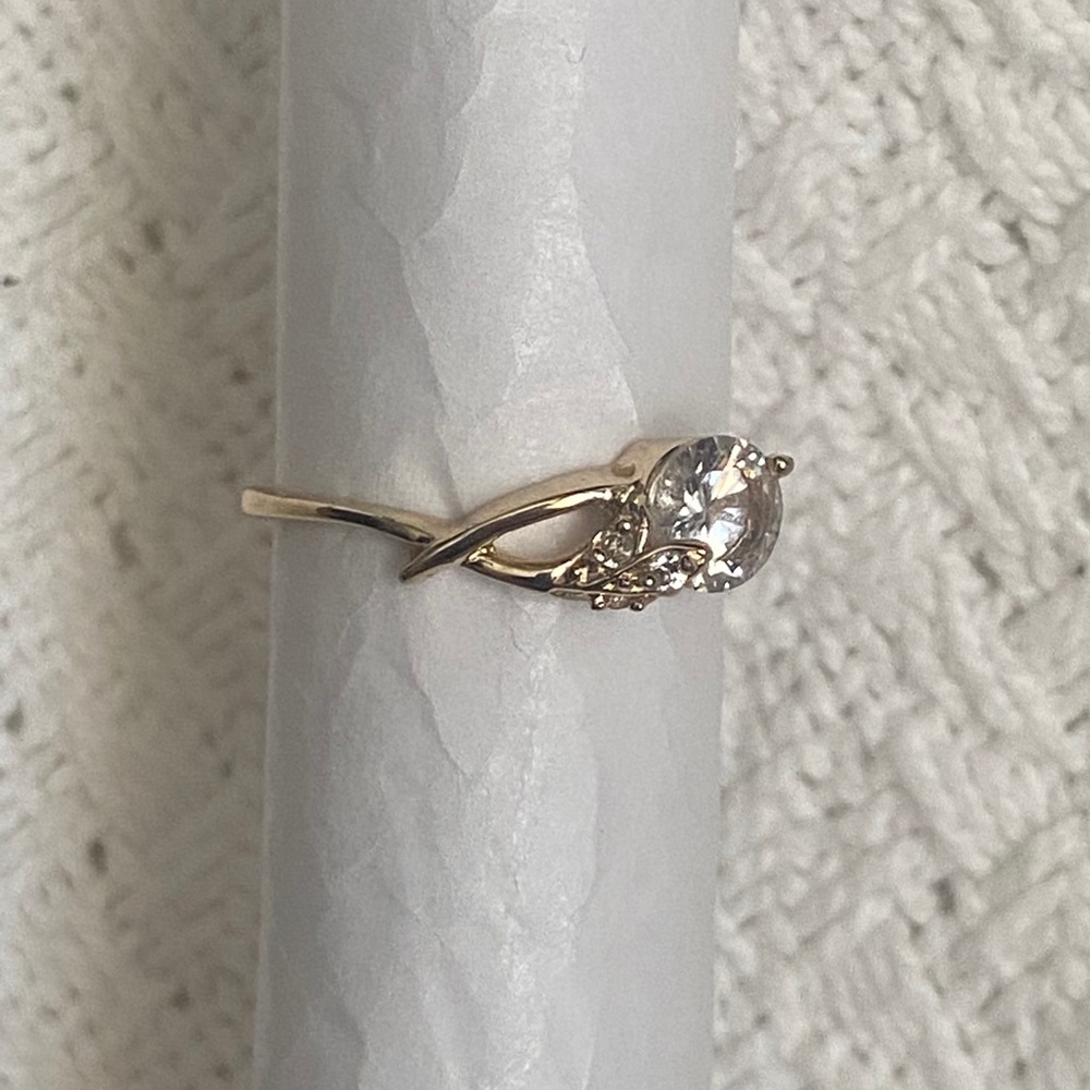 Beautiful solitaire! Size 8 - Picture 2 of 5
